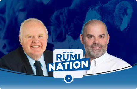 Deux experts en nutrition animale au podcast Rumination de Jefo – épisode 8, saison 2, sur fond bleu avec logo RumiNation.