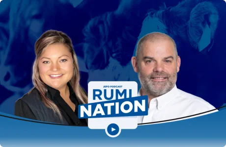 Une experte et un expert en nutrition animale posent devant le visuel bleu du podcast Rumination – épisode 2, saison 2.