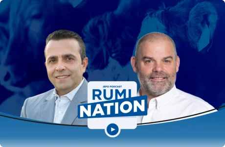 Deux experts en nutrition animale de Jefo dans l’épisode 10 de la saison 3 du podcast Rumination, sur fond de vaches laitières bleuté.