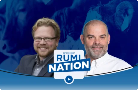 Expertos de Jefo en nutrición animal en el pódcast Rumination, episodio 8 temporada 3, con fondo de vacas lecheras.