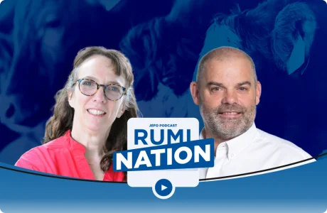 Dos expertos en nutrición animal en el pódcast Rumination de Jefo – episodio 1, temporada 3, con logotipo y fondo azul.