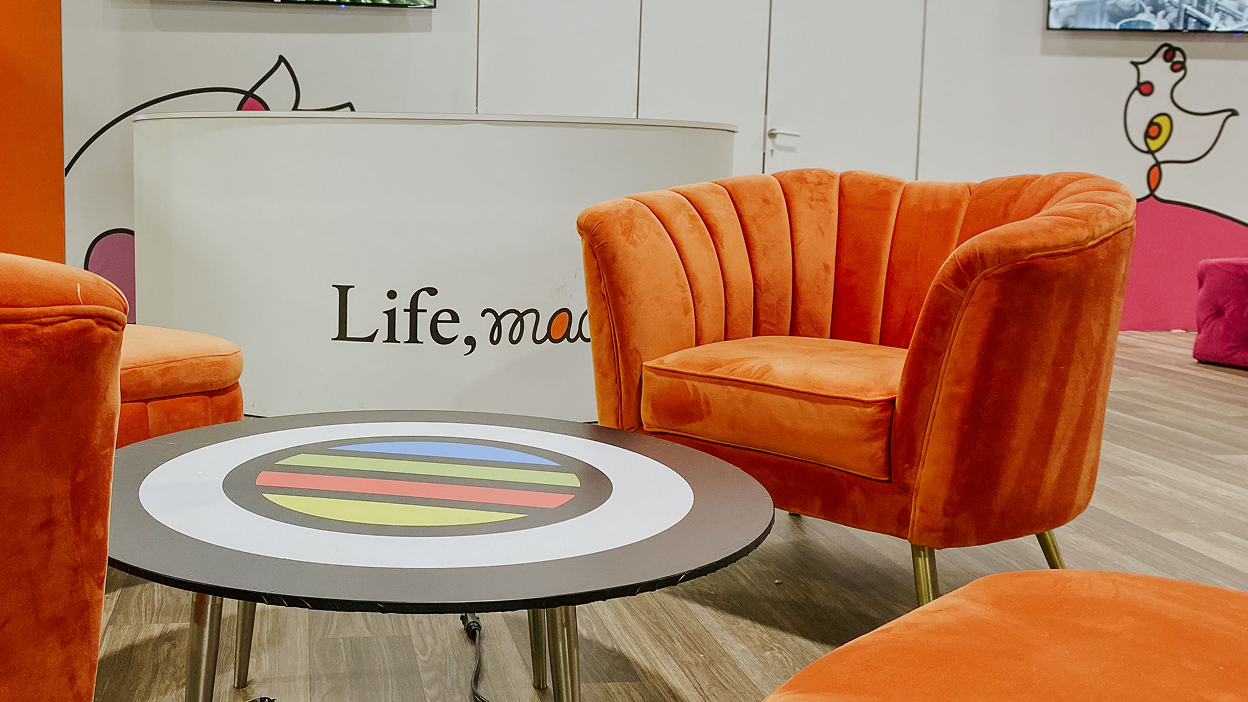 Zona lounge del stand de Jefo con sillones naranjas y el lema “Life, made easier” en nutrición animal.