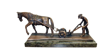 Estatua de bronce de un labrador con caballo, premio Jefo en la feria húngara de ganadería y agricultura 2018.