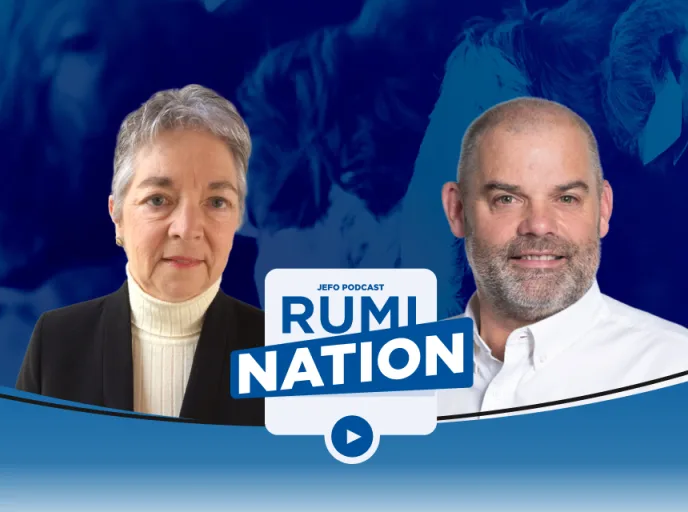 Dos expertos en nutrición animal en el pódcast Rumination de Jefo – episodio 10, temporada 2, con fondo azul y logotipo.