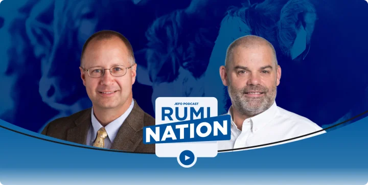 Expertos en nutrición animal en el pódcast Rumination de Jefo – episodio 6, temporada 2, con fondo azul.