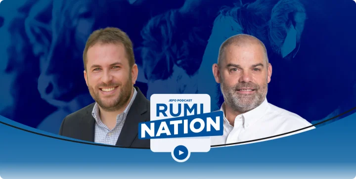 Deux experts en nutrition animale dans l’épisode 3 de la saison 4 du podcast Rumination, avec arrière-plan de bovins stylisé.