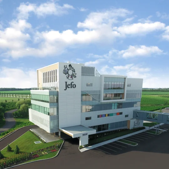 Wide exterior view of the Jefo Campus building in Saint-Hyacinthe in summer.