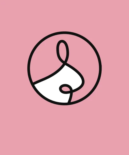 Ícono estilizado de cabeza de conejo blanco sobre fondo rosa, representa la nutrición especializada para conejos.
