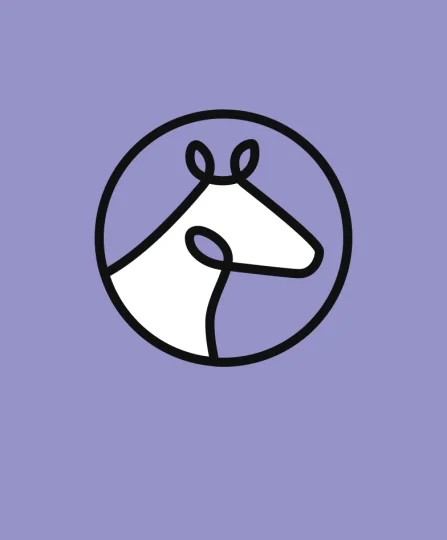 Ícono estilizado de cabeza de caballo blanca en un círculo negro sobre fondo lavanda, para nutrición equina.