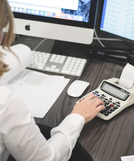Employee calculating billing data related to ingredient services for animal nutrition at Jefo.